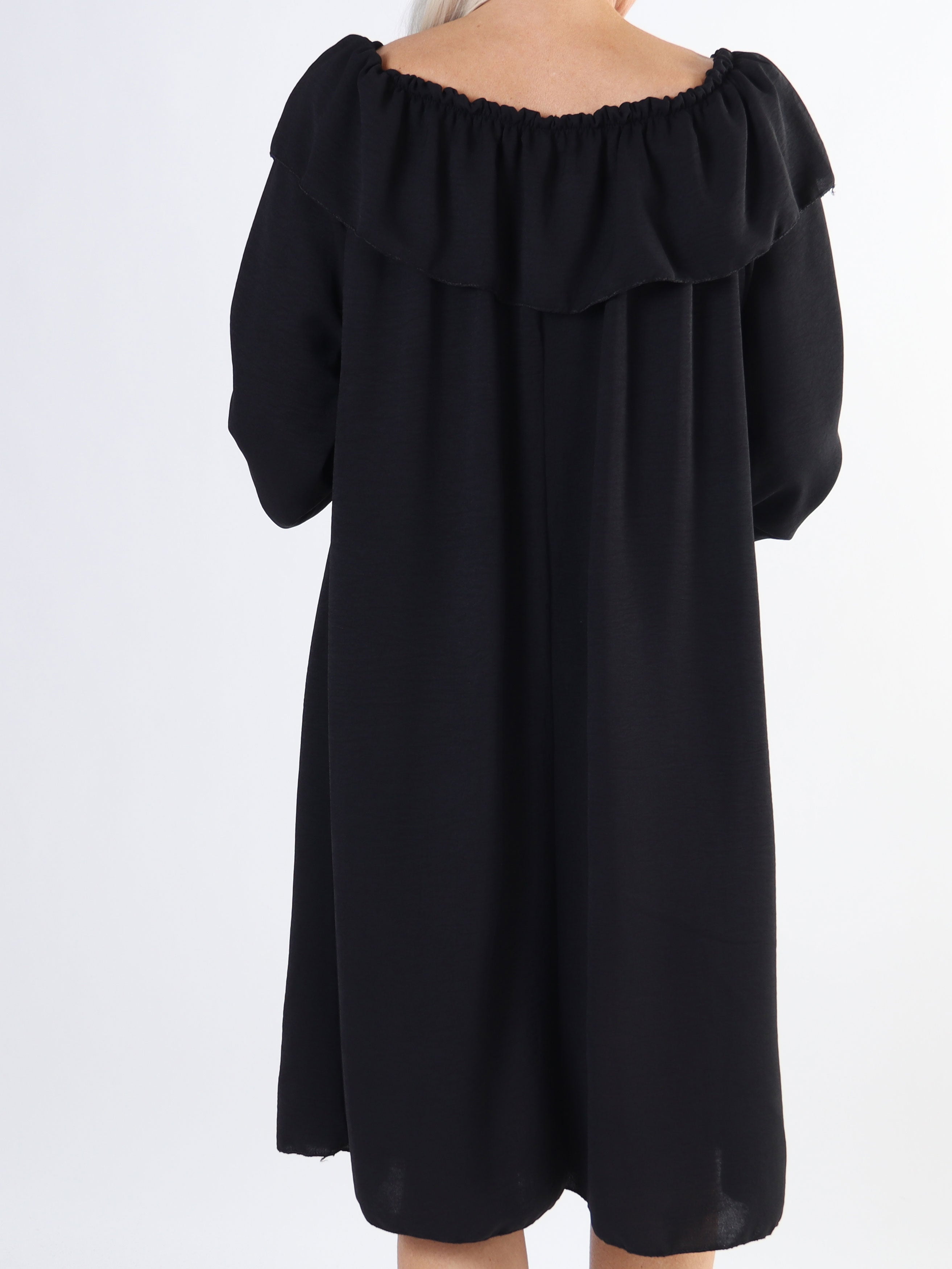 Elpida - Plus size kjole med flæsekant og smock ved ærmet